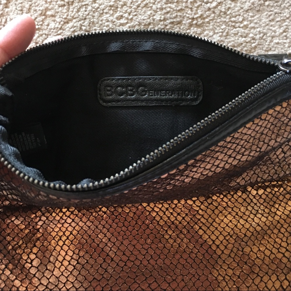 CLEARANCE!💋FINAL PRICE 🎉 BCBGENERATION wristlet - Picture 4 of 8